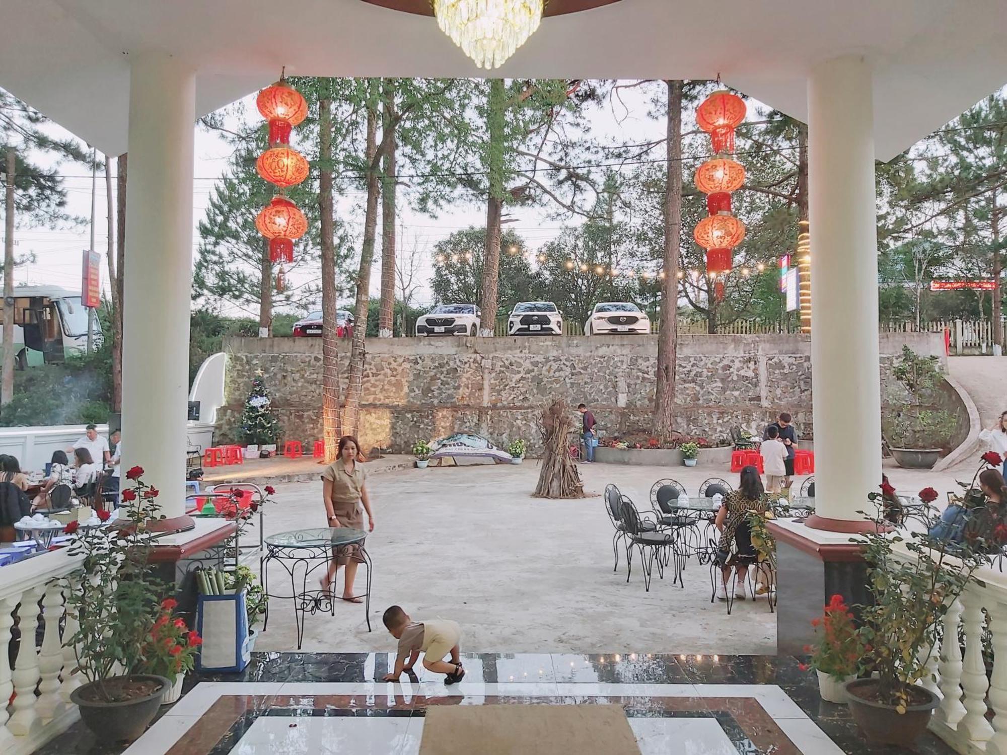 Khach San Hung Viet Hotel Tỉnh Kontum Exterior photo